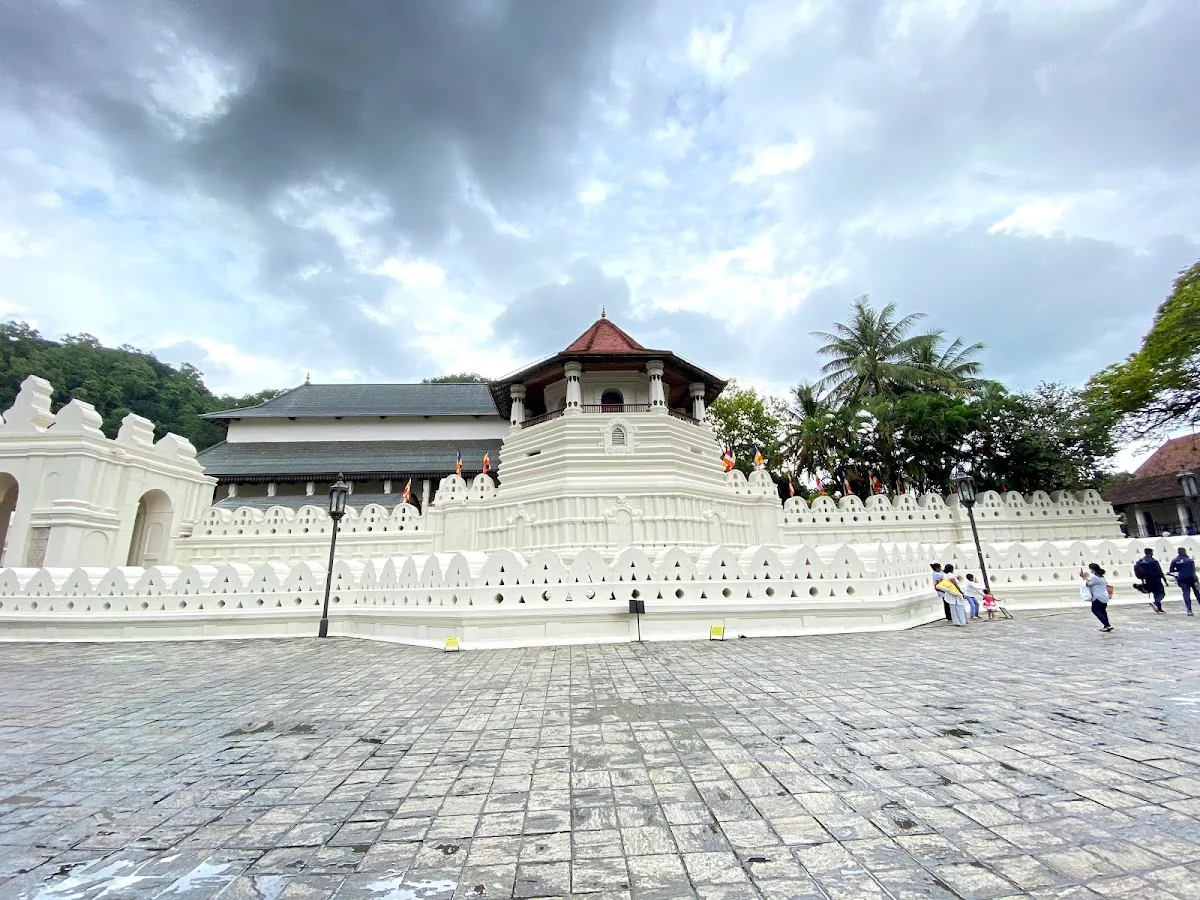 Morgen-Puja im Tempel der Zahnreliquie