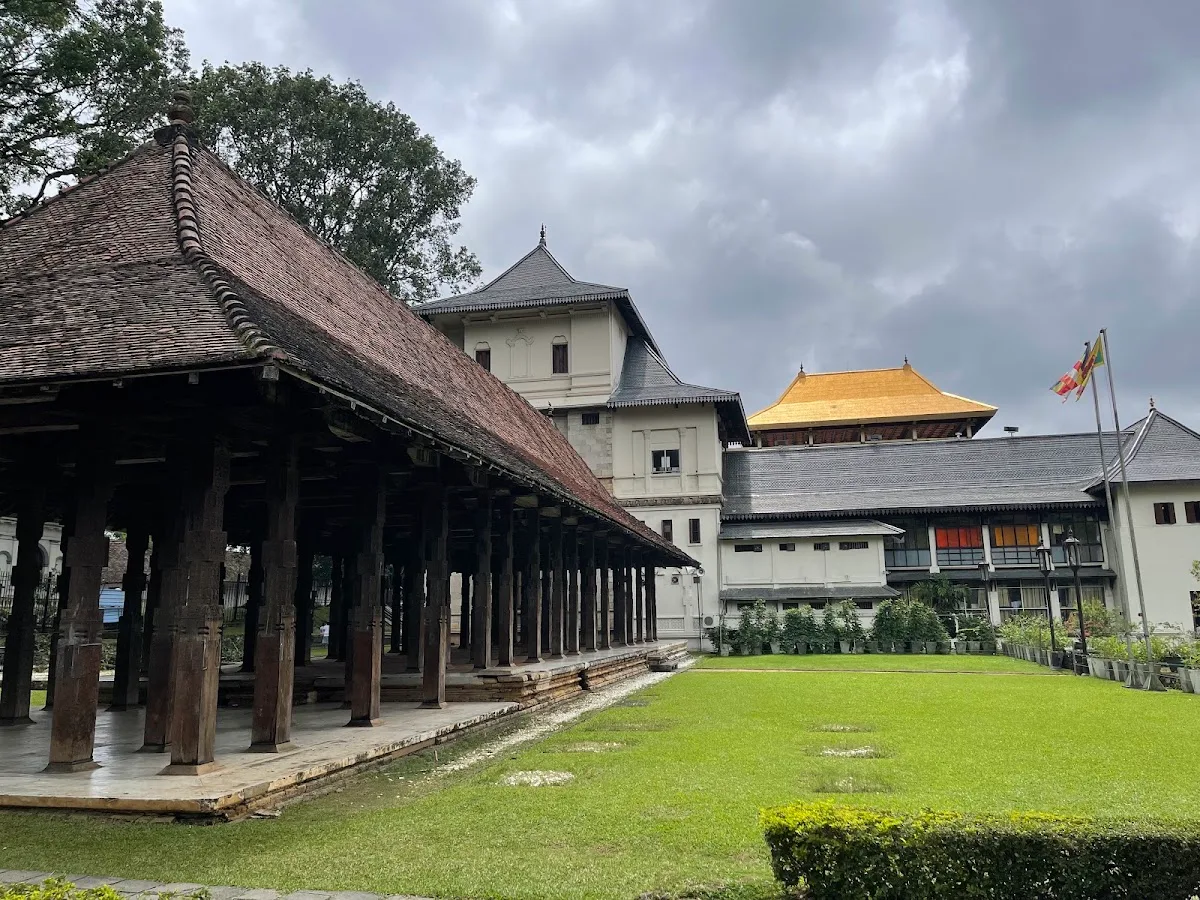 Morgen-Puja im Tempel der Zahnreliquie