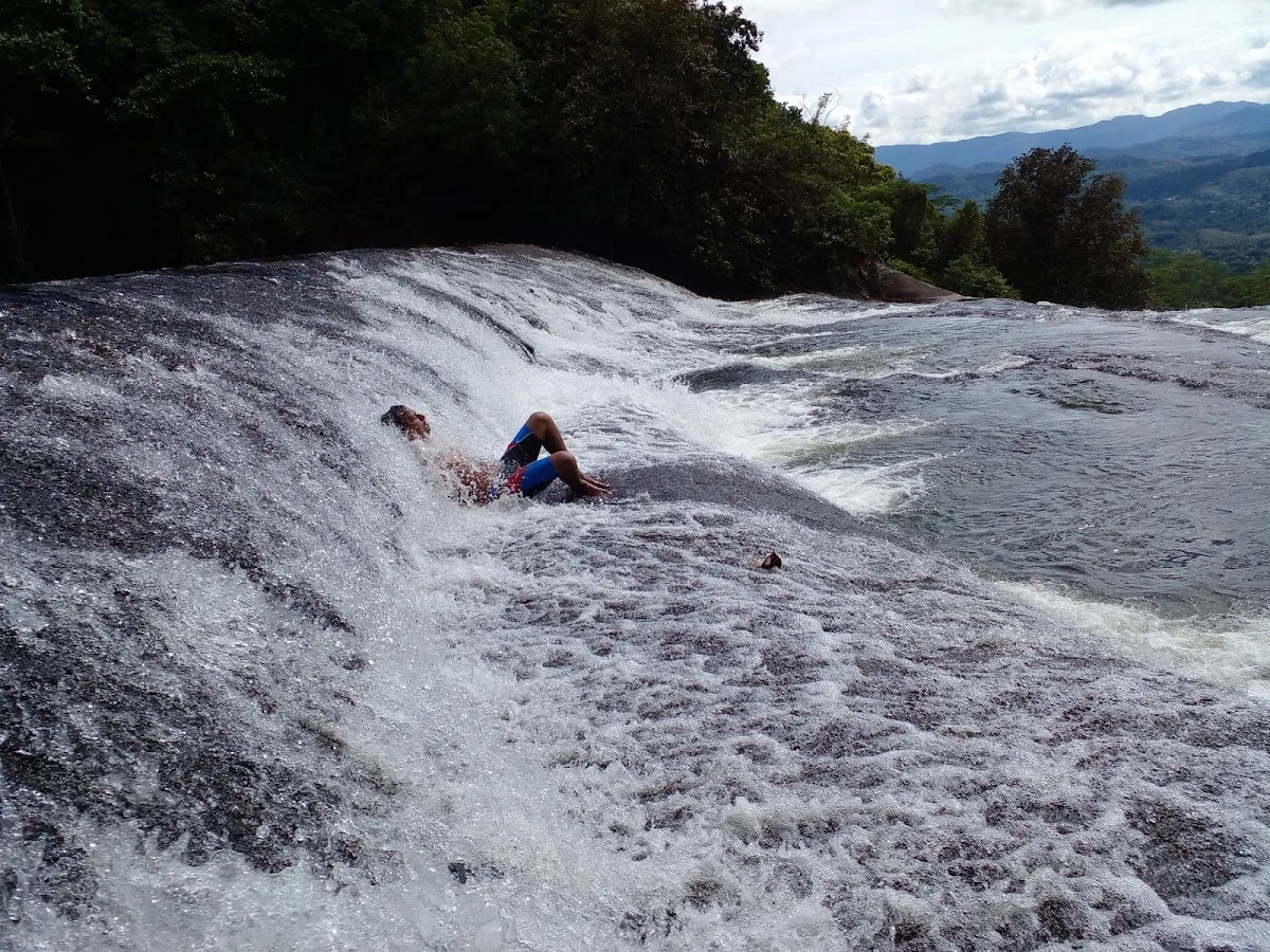 Szenischer Wasserfall- und Naturpool-Halbtag