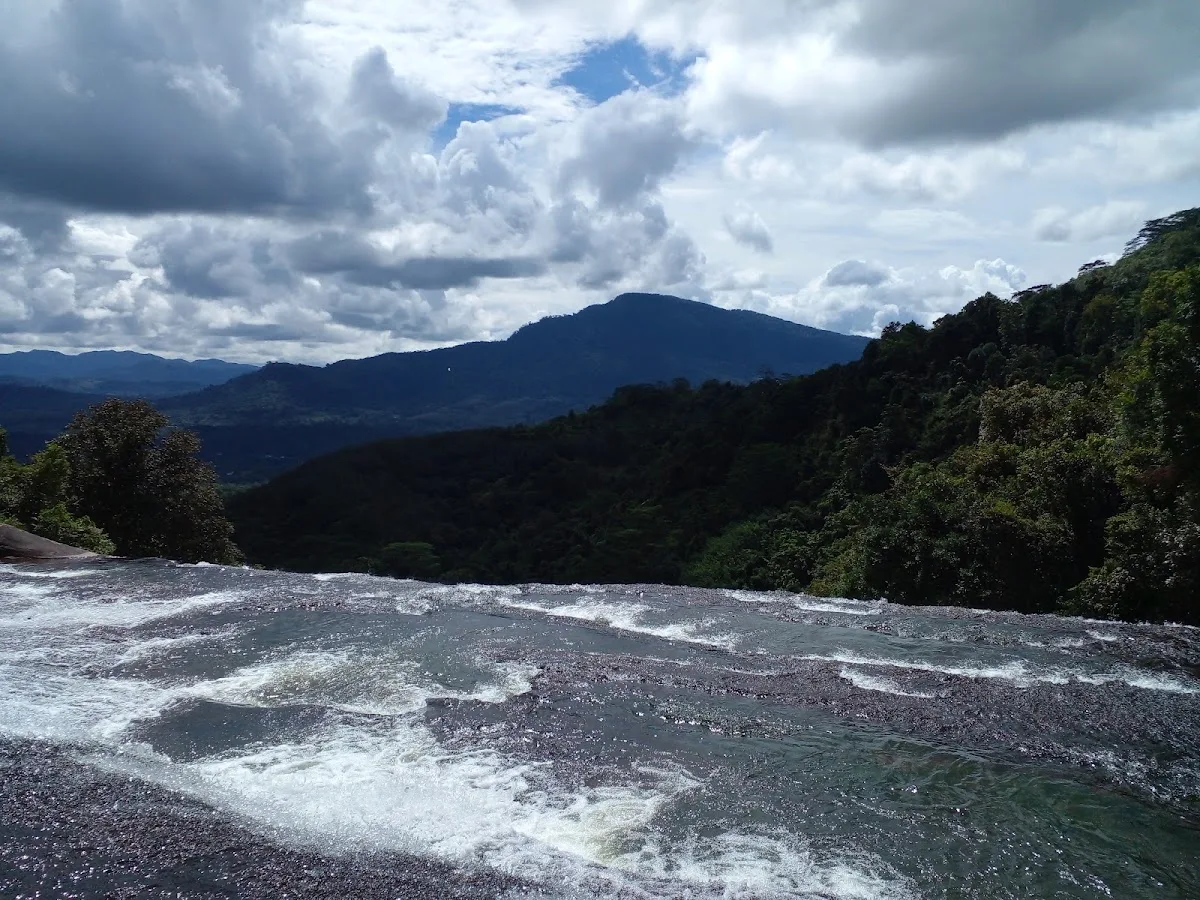 Szenischer Wasserfall- und Naturpool-Halbtag